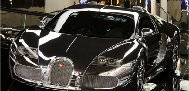 Bugatti Veyron поселился в зеркальной комнате