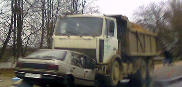 Водитель погрузчика погиб под колесами самосвала