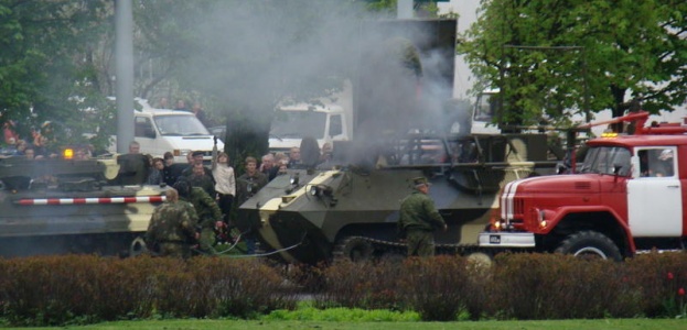 На площади Бангалор в Минске сгорел военный танк