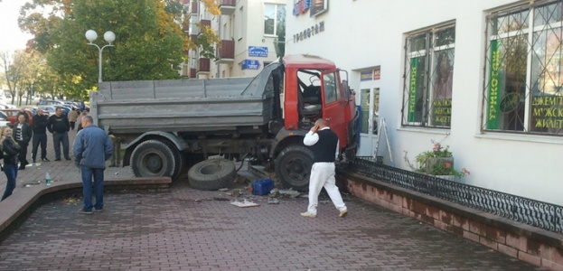 В Минске грузовик врезался в здание