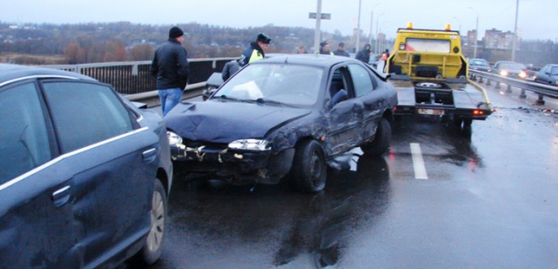 В Могилеве в результате 2 аварий повреждено 21 транспортное средство.