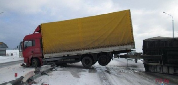 У деревни Новоселки, поляк на фуре протаранил заграждение, что вызвало разлив гор. жидкости.(фото)