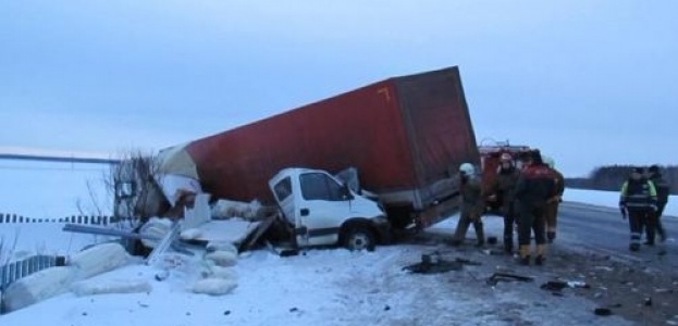 Сегодня в Гродненской области столкнулись автопоезд «ДАФ» и микроавтобус «Ивеко» (фото).