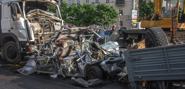 Возле станции метро «Автозаводская» легковушка попала под пресс из КАМАЗа и МАЗа (фото, видео)