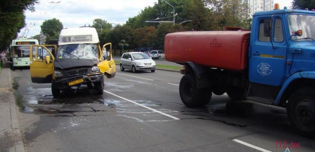 В Минске столкнулась маршрутка с  поливомоечным автомобилем ЗИЛ-4304 (фото)