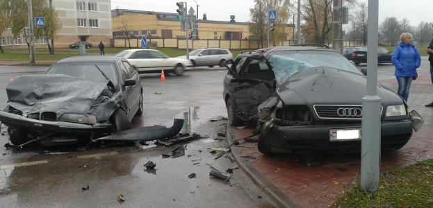 В Гродно при столкновении "БМВ" отбросил поворачивающий "Ауди"  на тротуар (видео)