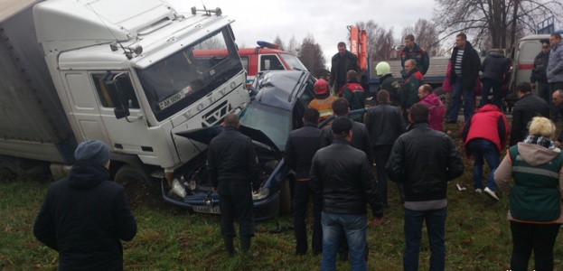 В Смолевичах фура наехала легковушку Peugeot 406, водитель легковушки погиб (фото)