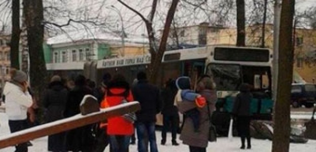 В Гомеле, внезапно оказавшийся в сквере автобус покалечил одну и убил вторую женщину (фото видео)