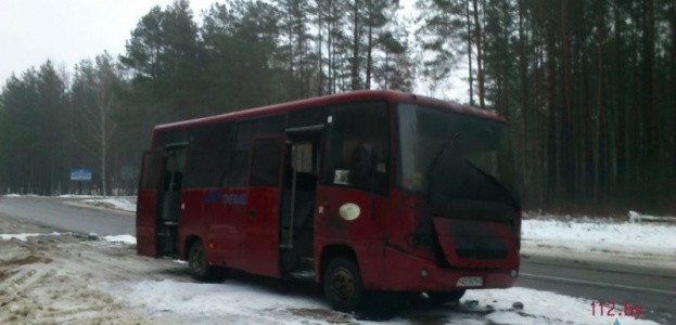 Под Веткой горел автобус с 15 пассажирами, спас всех сотрудник МЧС (фото)