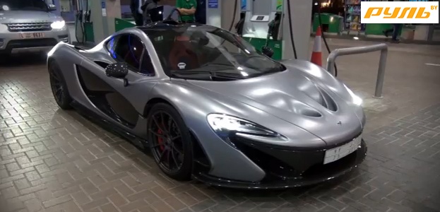 McLaren P1 заполняет бак в Дубае (видео)