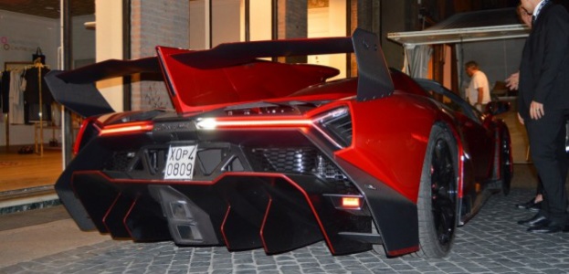 Lamborghini Veneno Roadster заметили недалеко от Болоньи