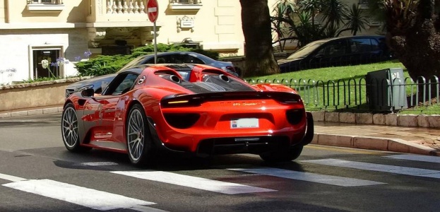 Красный Porsche 918 Spyder в Монако