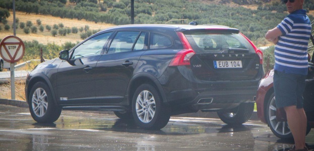 Volvo V60 Cross Country в затворах «шпионских фотокамер»