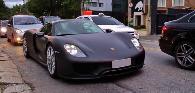 Матовый чёрный Porsche 918 Spyder в затворах «шпионских» фотокамер в Сан-Паулу