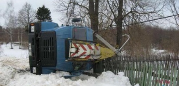 В Кричевском районе опрокинулся кран, в результате, водителю зажало ногу в кабине (фото).