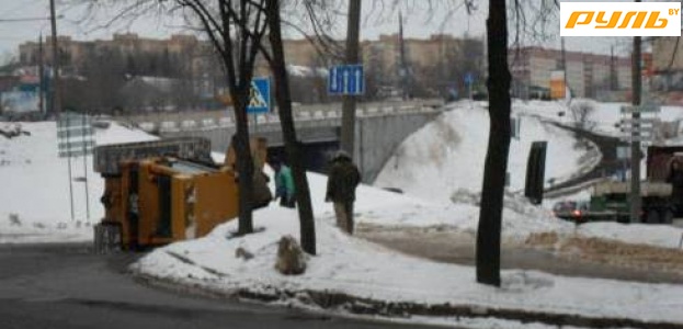 Вчера днем в Минске на пешеходный переход из тягача выпал гусеничный трактор