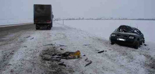 Сегодня в Гроднеской области легковой автомобиль «Ауди» был сброшен автопоездом в кювет