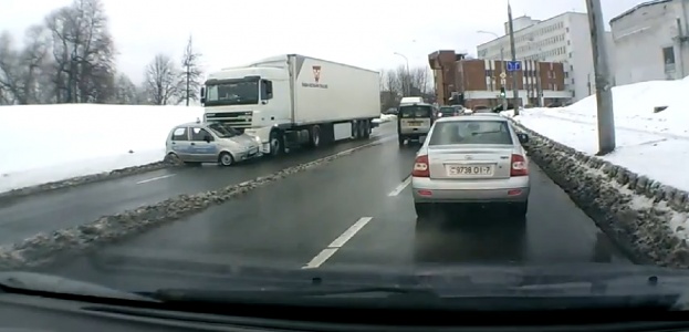 В Минске "Дэо Матис" одной из автошкол столкнулся с неуправляемым российским тягачом