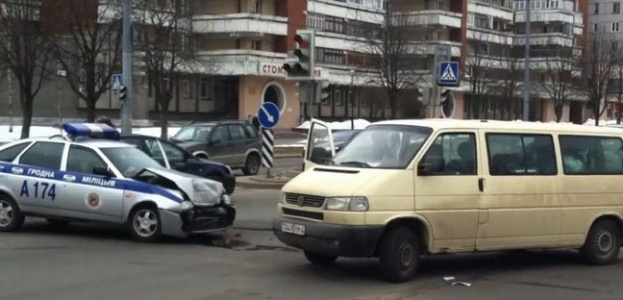 В Гродно Volkswagen Т4 врезался в патрульный автомобиль МВД выехавший по вызову.