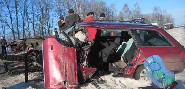 В гродненской области яркое солнце стало причиной лобовой столкновения Фиат и Ауди (фото)