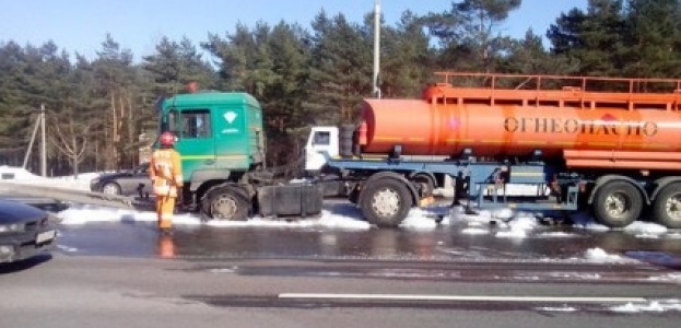 На МУНД бензовоз МАN снес несколько десятков метров разделительного ограждения (фото)