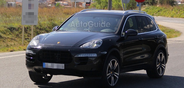 Porsche Cayenne 2015 попал в затворы шпионских фотокамер