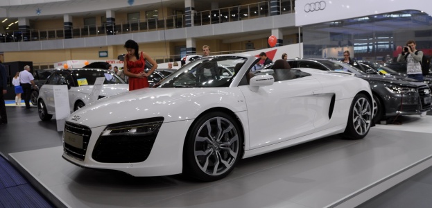 Жемчужиной выставки "Моторшоу"-2013 стал спорткар Audi R8 Spyder.