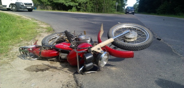 В Могилевской области пьяный мотоциклист с недопитой водкой врезался в «Renault» (фото).