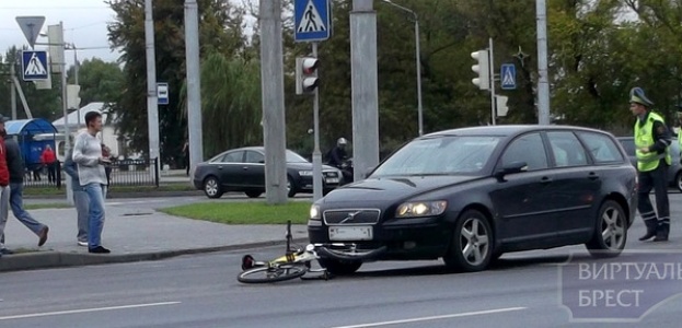 В Бресте автомобиль Volvo сбил велосипедиста (фото)