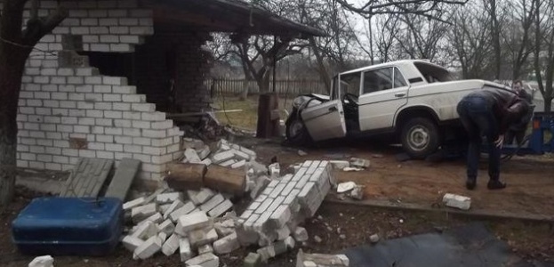 В Солигорском районе мужчина на "Жигули" въехал в гараж, ему понадобилась помощь МЧС (фото)