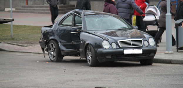 В Гродно Mercedes снес светофор и несколько раз перевернулся (фото)