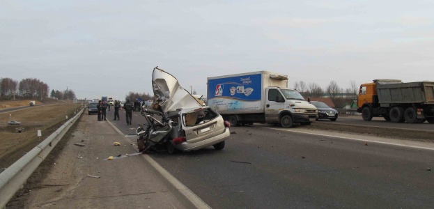 Под Минском Ford столкнулся с грузовиком, два человека погибли (фото)