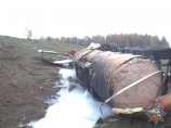 В Логойском районе водитель везший битум перевернулся в результате горючая жидкость залила дорогу.(фото)