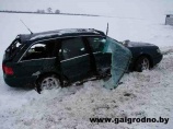 Сегодня в Гроднеской области легковой автомобиль «Ауди» был сброшен автопоездом в кювет